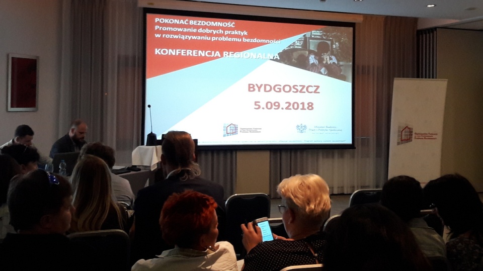 W bydgoskiej konferencji uczestniczą przedstawiciele instytucji i organizacji działających na rzecz pomocy bezdomnym i przeciwdziałaniu bezdomności. Fot. Tatiana Adonis