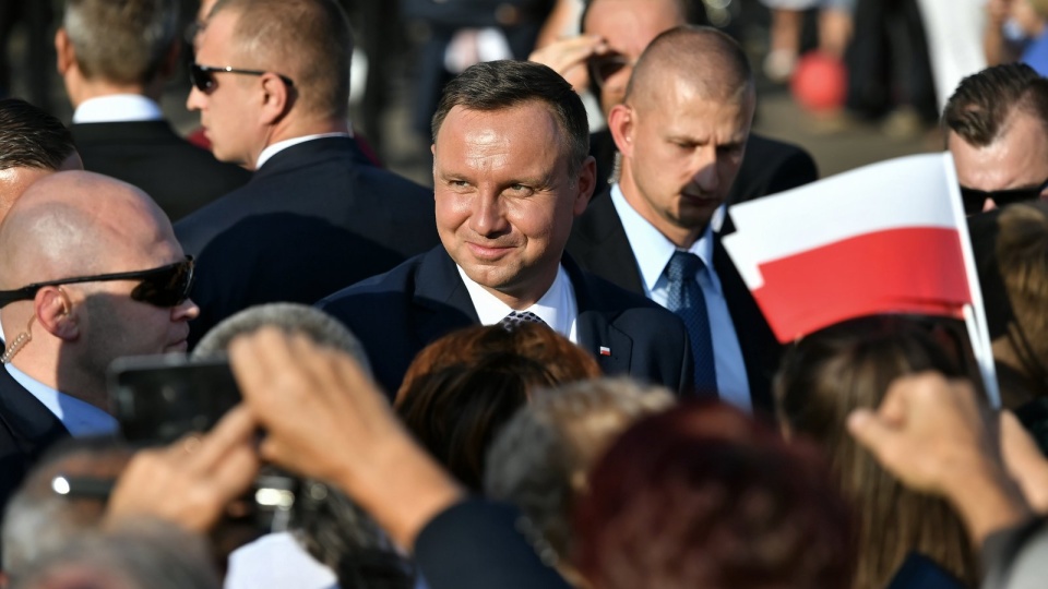 Andrzej Duda wyraził nadzieję, że uda się zrealizować zapowiedzi premiera Mateusza Morawieckiego. Wymienił w tym kontekście darmowy internet, pomoc państwa na termomodernizację, niższe rachunki za energię elektryczną, czy wsparcie dla polskich gmin. Fot. PAP/Maciej Kulczyński