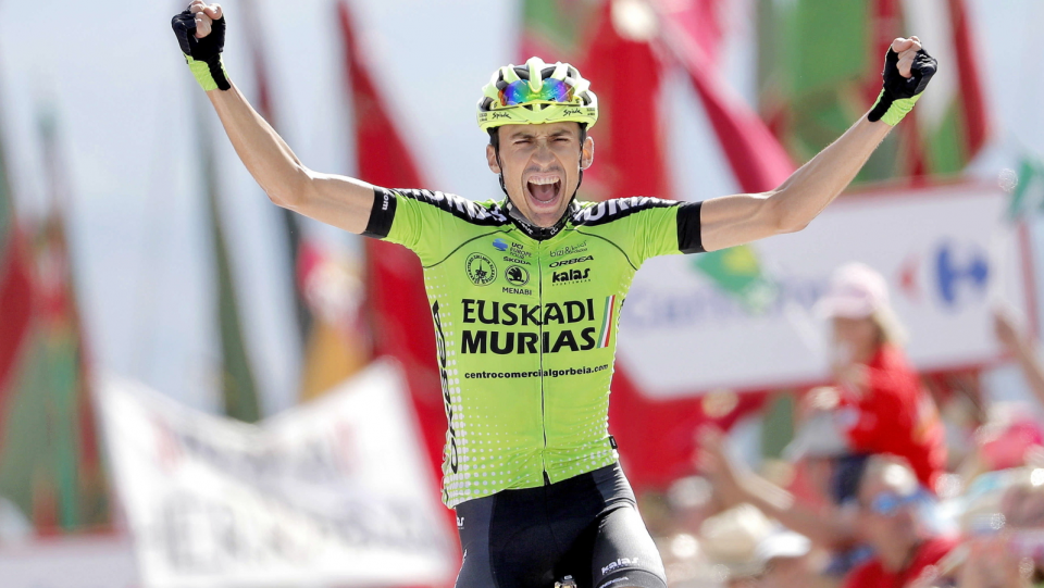 Na zdjęciu Hiszpan Oscar Rodriguez, triumfator 13. etapu Vuelta a Espana. Fot. PAP/EPA/MANUEL BRUQUE