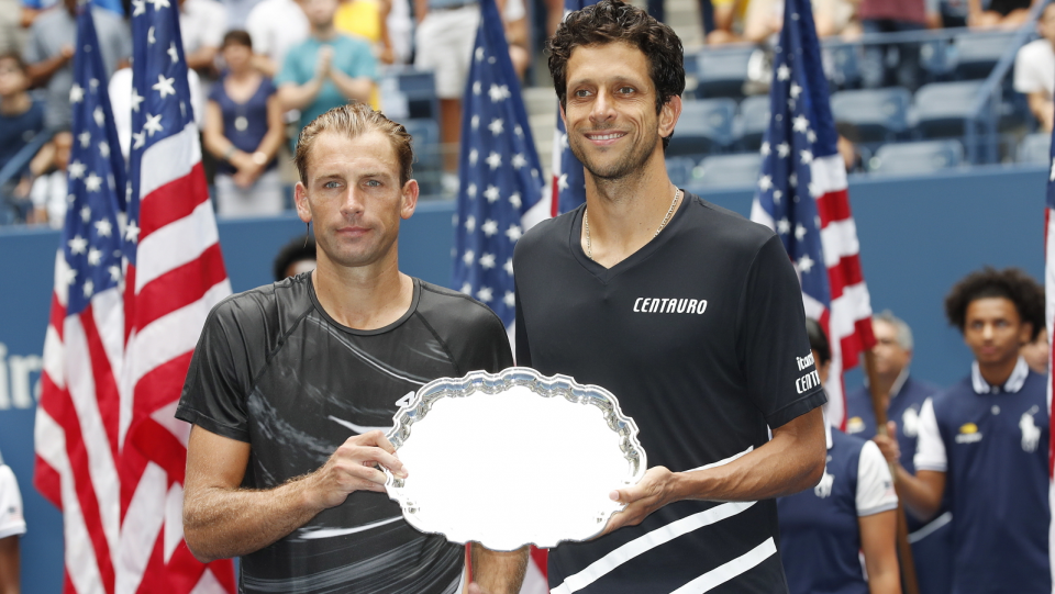 Na zdjęciu od lewej Łukasz Kubot i Marcel Melo, finaliści gry deblowej US Open 2018. Fot. PAP/EPA/JOHN G. MABANGLO
