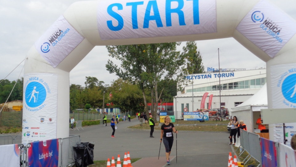 Na miłośników nordic walking czekały dwie trasy - rekreacyjna (8,7 km) i profesjonalna (10,5 km). Fot. Monika Kaczyńska