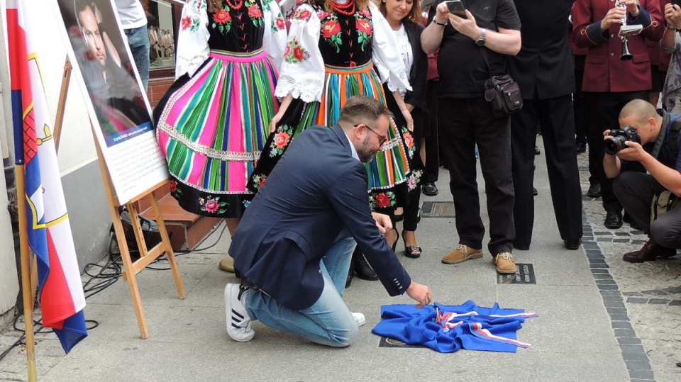 Odsłaniający autograf Krzysztof Herdzin. Fot. Damian Klich