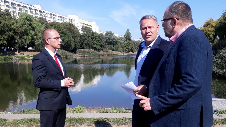 Od lewej radny Jakub Mikołajczak, prezydent Bydgoszczy Rafał Bruski i Piotr Pukszto. Fot. Kamila Zroślak