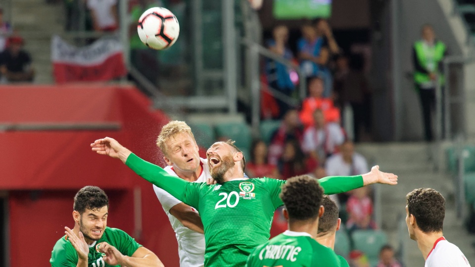 Piłkarz reprezentacji Polski Kamil Glik (2-L) oraz John Egan (L) i Richard Keogh (3-L) z Irlandii podczas towarzyskiego meczu międzypaństwowego rozegranego we Wrocławiu. Fot. PAP/Jan Karwowski