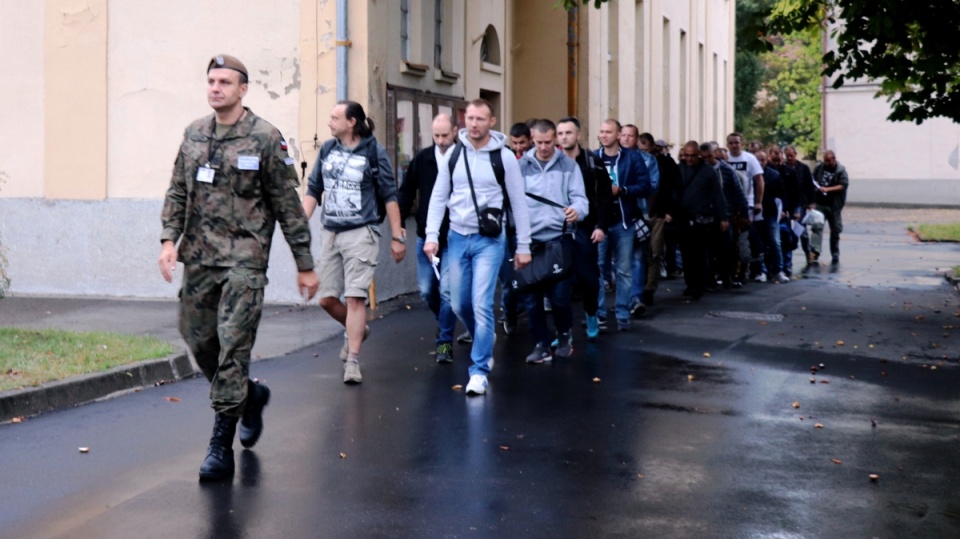 Przyszli żołnierze Wojsk Obrony Terytorialnej zgłosili się do toruńskiej jednostki. Fot. por. Diana Warchocka