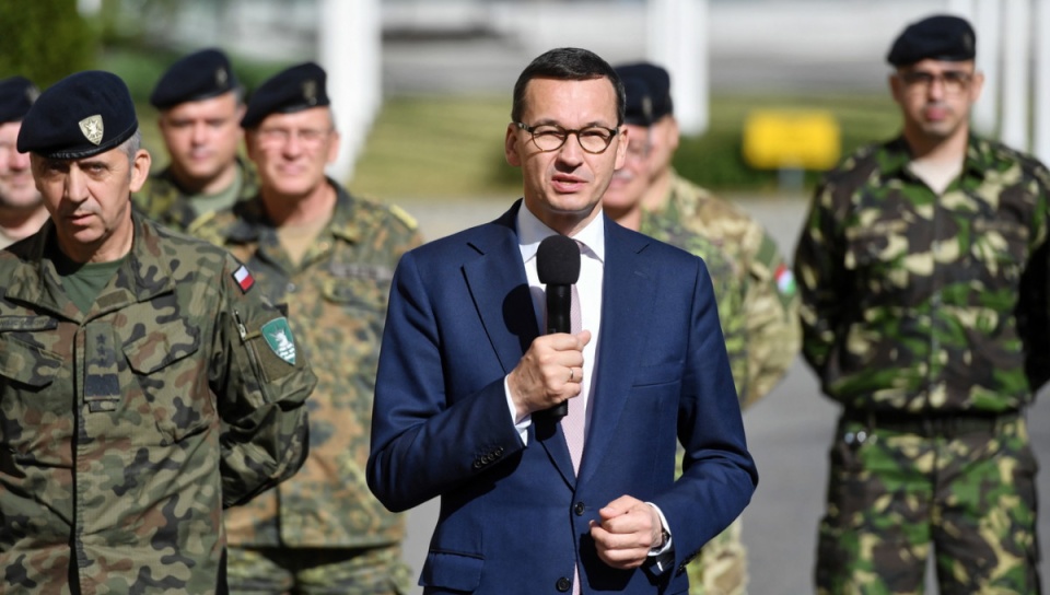 Premier Mateusz Morawiecki podczas spotkania z żołnierzami w Kwaterze Głównej Wielonarodowego Korpusu Północno-Wschodniego w Szczecinie. Fot. PAP/Marcin Bielecki