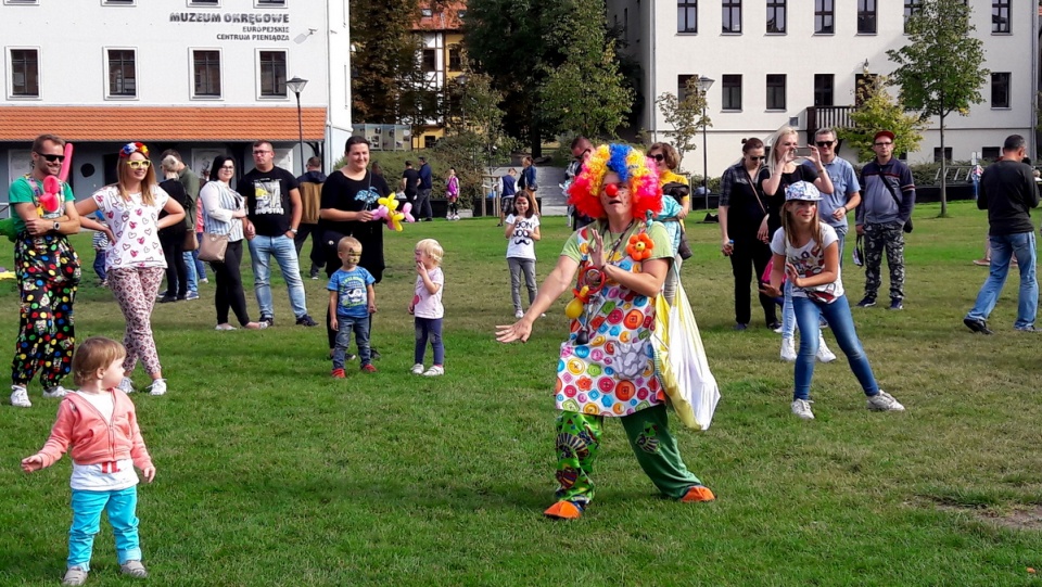 Fundacja "Dr Clown" zabawą zachęcała bydgoszczan do współpracy. Fot. Tatiana Adonis