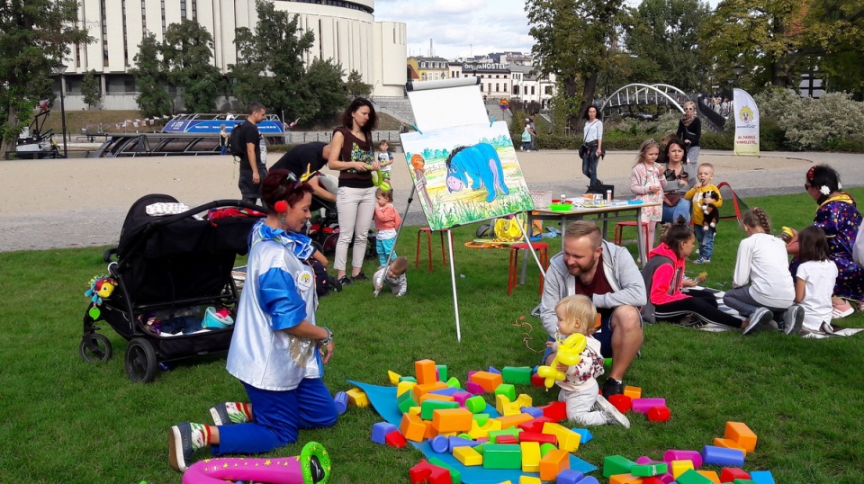 Fundacja "Dr Clown" zabawą zachęcała bydgoszczan do współpracy. Fot. Tatiana Adonis