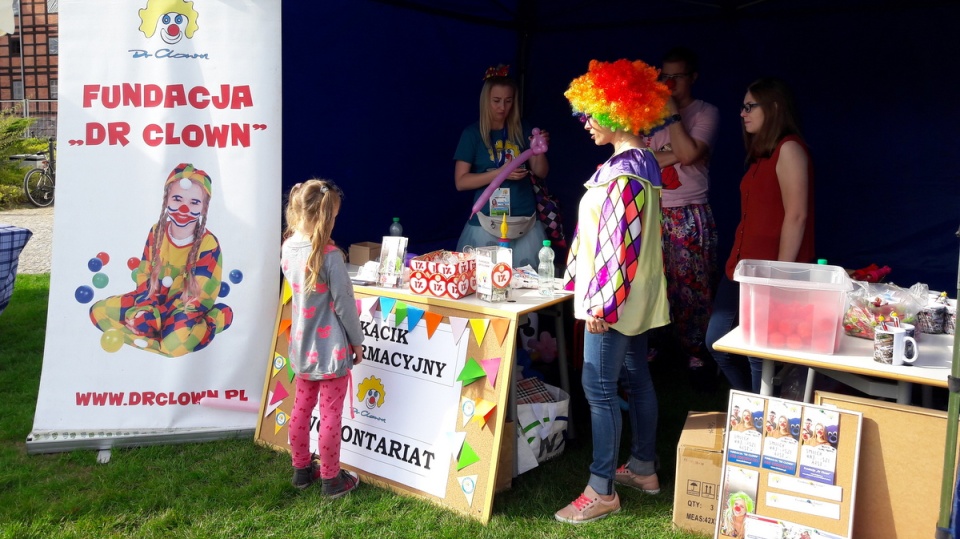 Fundacja "Dr Clown" zabawą zachęcała bydgoszczan do współpracy. Fot. Tatiana Adonis