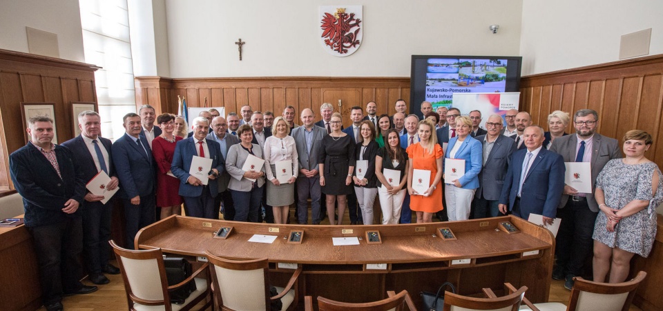 Przedstawiciele gmin po odebraniu umów. Fot. Szymon Zdziebło/Tarantoga.pl