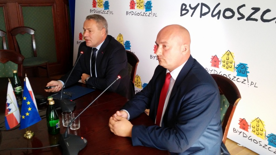 Prezydent Bydgoszczy Rafał Bruski (z lewej) i Patryk Gulcz ze Stowarzyszenia na Rzecz Rozwoju Transportu Publicznego w Bydgoszczy podczas konferencji prasowej. Fot. Damian Klich