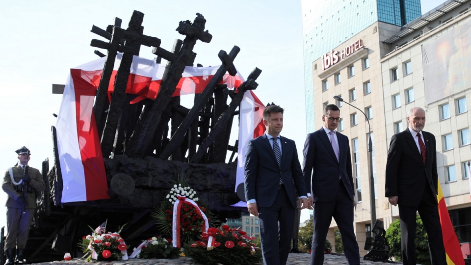 Premier Mateusz Morawiecki, poseł PiS Antoni Macierewicz i szef Kancelarii Prezesa Rady Ministrów Michał Dworczyk pod warszawskim Pomnikiem Poległym i Pomordowanym na Wschodzie. Fot. PAP/Leszek Szymański