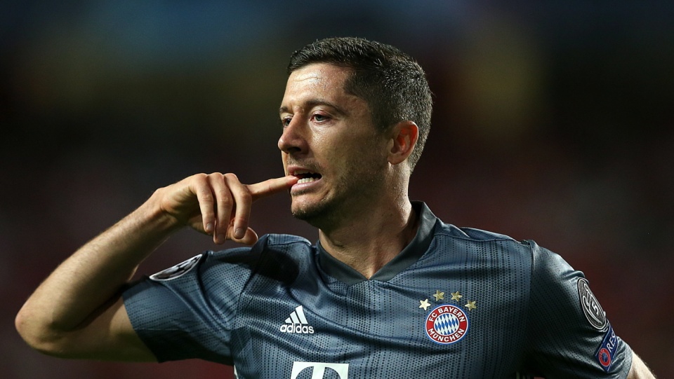 Robert Lewandowski cieszy się z bramki dla Bayernu Monachium w meczu z Benfiką Lizbona w 1. kolejce Ligi Mistrzów 2018/2019. Fot. PAP/EPA/MANUEL DE ALMEIDA