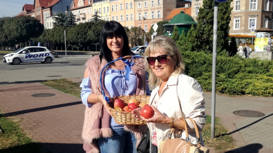 Kandydaci na radnych z Koalicji Obywatelskiej, na ulicy Grudziądza rozdawali seniorom jabłka. Fot. Marcin Doliński