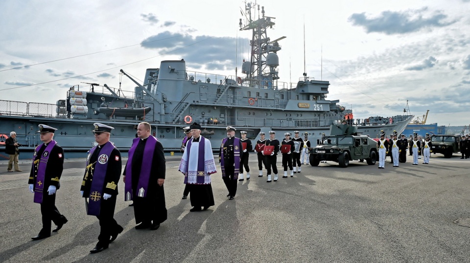 Przejście konduktu pogrzebowego do kościoła garnizonowego MW pw. Matki Boskiej Częstochowskiej w Gdyni, w ramach uroczystości pogrzebowych admirała floty Józefa Unruga i jego małżonki Zofii. Fot. PAP/Marcin Gadomski