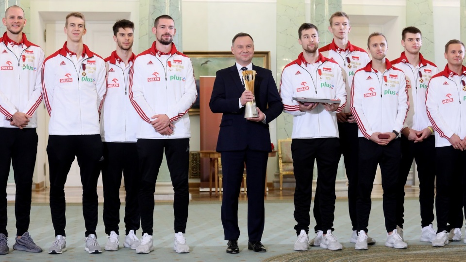 Prezydent Andrzej Duda (C) podczas spotkania z reprezentacją Polski siatkarzy w Pałacu Prezydenckim. Fot. PAP/Leszek Szymański