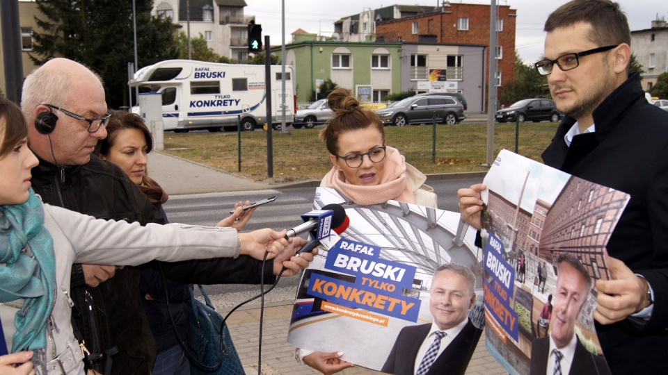 Bydgoscy działacze PO pytają posła PiS Tomasza Latosa - kontrkandydata prezydenta Bydgoszczy - o drogę S10 i udział w debacie telewizyjnej. Fot. Henryk Żyłkowski