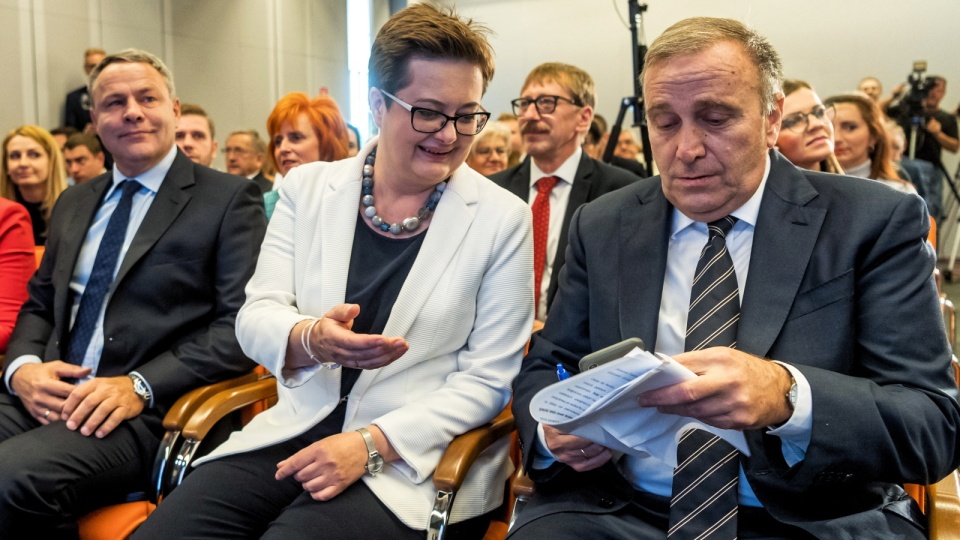 Liderzy Koalicji Obywatelskiej Grzegorz Schetyna (z prawej) i Katarzyna Lubnauer (w środku) podczas konwencji KKW Koalicji Obywatelskiej Platforma i Nowoczesna w Bydgoszczy. Z lewej prezydent Bydgoszczy Rafał Bruski Fot. PAP/Tytus Żmijewski