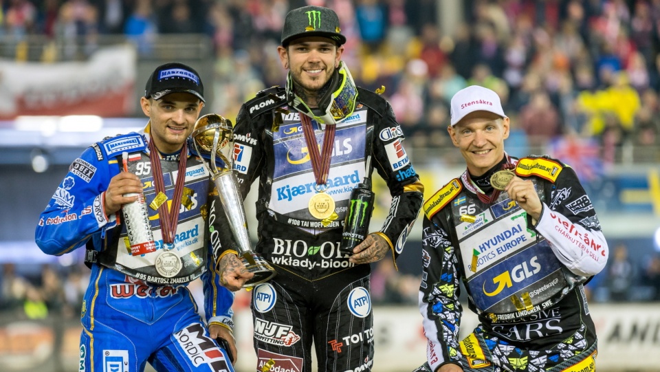 Od lewej srebrny medalista Bartosz Zmarzlik, złoty Tai Woffinden i brązowy Fredrik Lindgren żużlowych MŚ 2018. Fot. PAP/Tytus Żmijewski