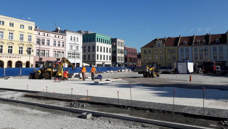 Roboty rozbiórkowe, roboty ziemne, wykonanie instalacji i konstrukcji ławek - m.in. to już udało się zrobić w zakresie rewitalizacji Starego Rynku w Bydgoszczy. Fot. Tatiana Adonis