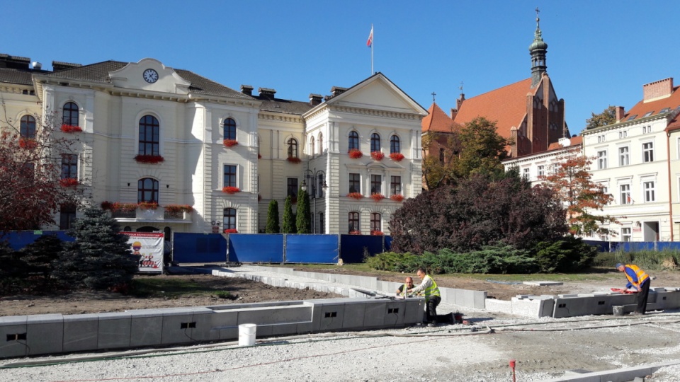 Podczas trwających prac odkryto fundamenty wież kościoła jezuitów, drewniany wodociąg z XVII wieku. Fot. Tatiana Adonis