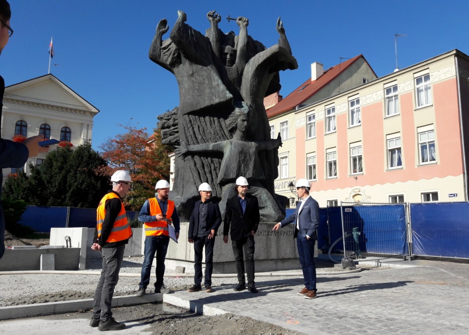 Podczas przenosin pomnika Walki i Męczeństwa Ziemi Bydgoskiej natrafiono na akt erekcyjny, który został umieszczony pod nim w 1969 roku. Fot. Tatiana Adonis