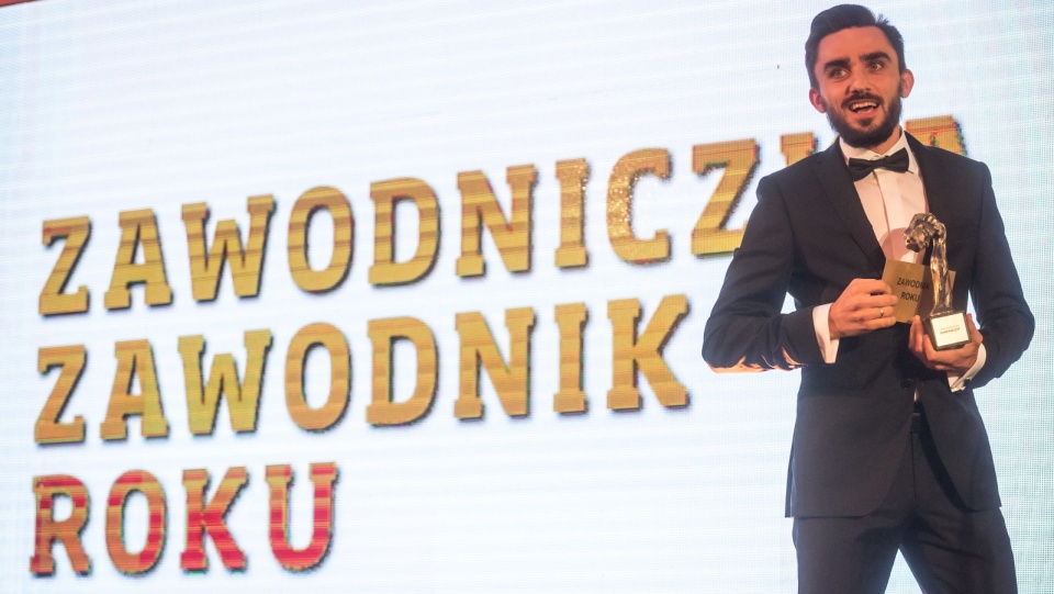 Adam Kszczot - Zawodnik Roku z trofeum wręczonym podczas gali Nagrody Laur Królowej Sportu w Bydgoszczy. Fot. PAP/Tytus Żmijewski