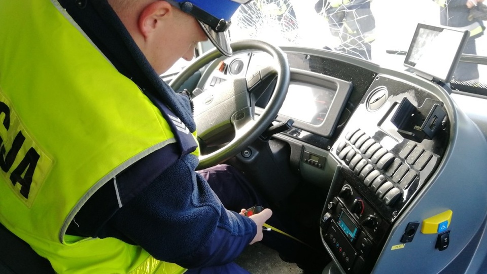 Kierowca autobusu zjechał na lewy pas jezdni uderzając w osobowe renault oraz cysternę. Fot. Policja