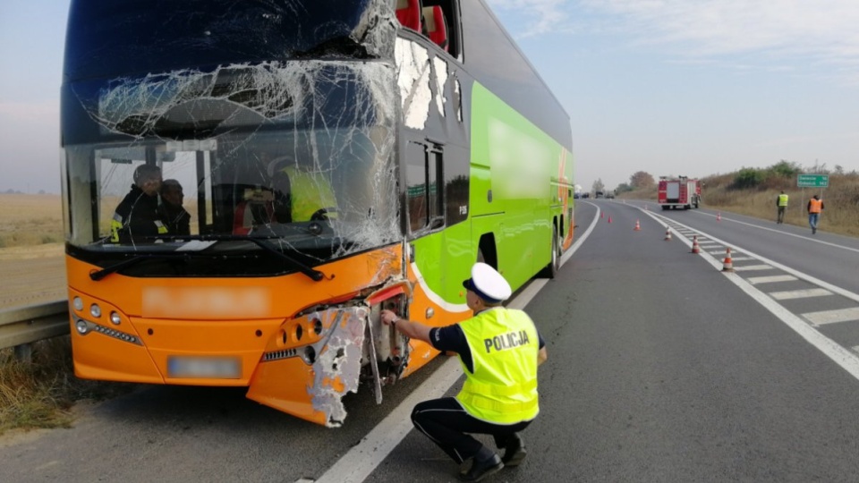 Kierowca autobusu zjechał na lewy pas jezdni uderzając w osobowe renault oraz cysternę. Fot. Policja