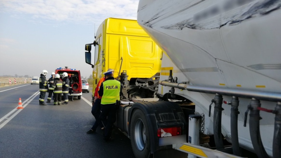 Kierowca autobusu zjechał na lewy pas jezdni uderzając w osobowe renault oraz cysternę. Fot. Policja