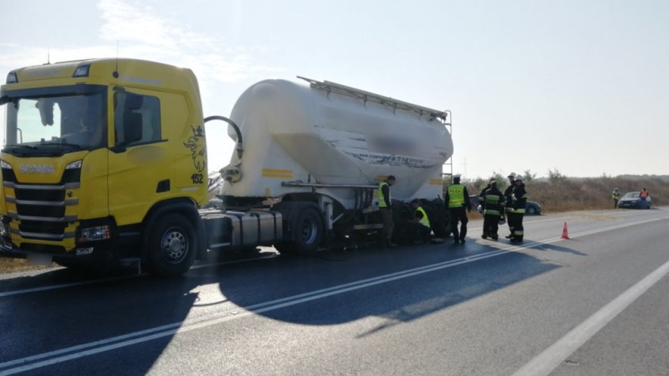 Kierowca autobusu zjechał na lewy pas jezdni uderzając w osobowe renault oraz cysternę. Fot. Policja