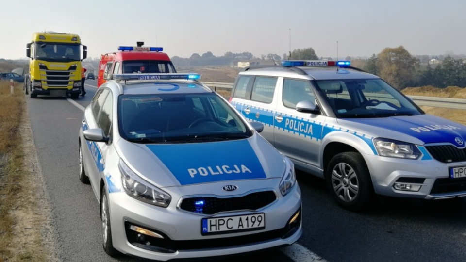 Kierowca autobusu zjechał na lewy pas jezdni uderzając w osobowe renault oraz cysternę. Fot. Policja