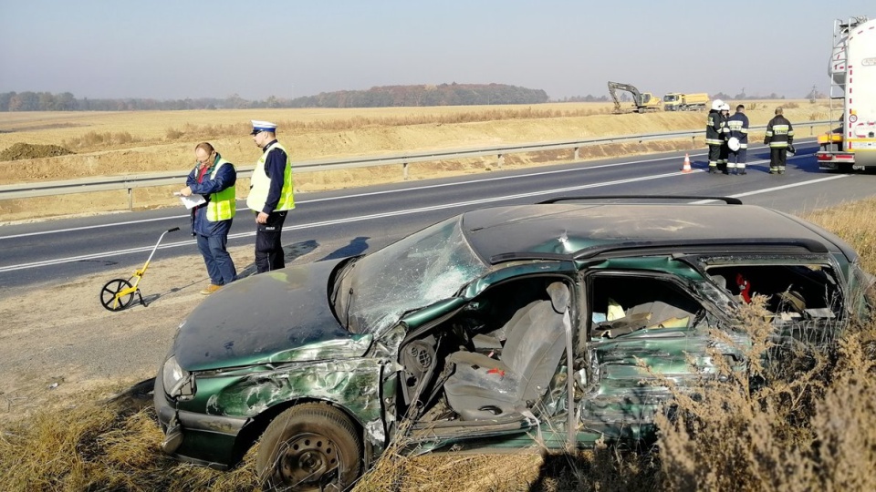 Kierowca autobusu zjechał na lewy pas jezdni uderzając w osobowe renault oraz cysternę. Fot. Policja