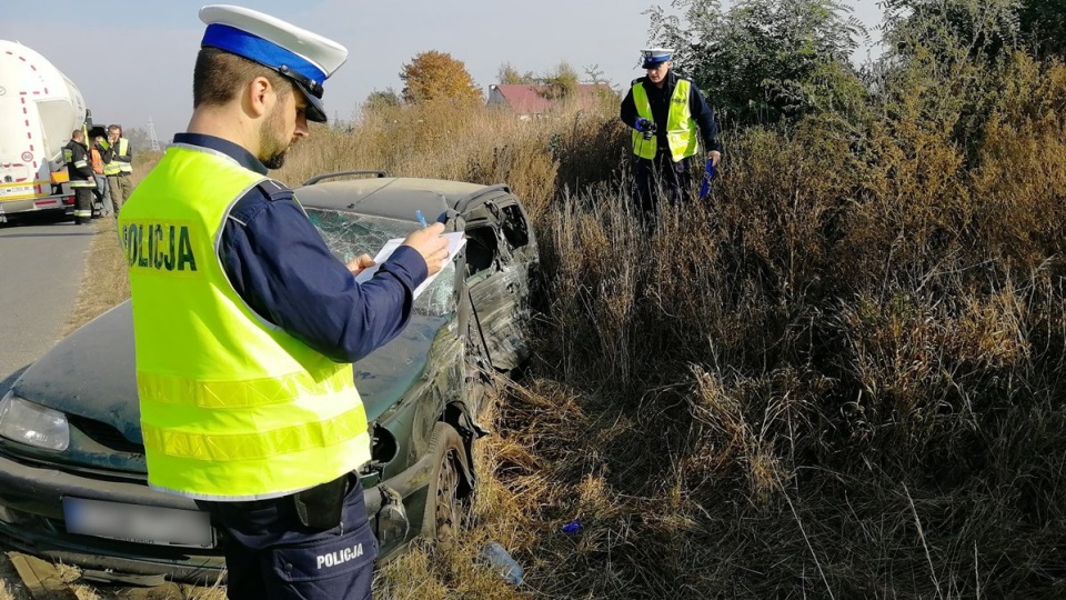 Kierowca autobusu zjechał na lewy pas jezdni uderzając w osobowe renault oraz cysternę. Fot. Policja