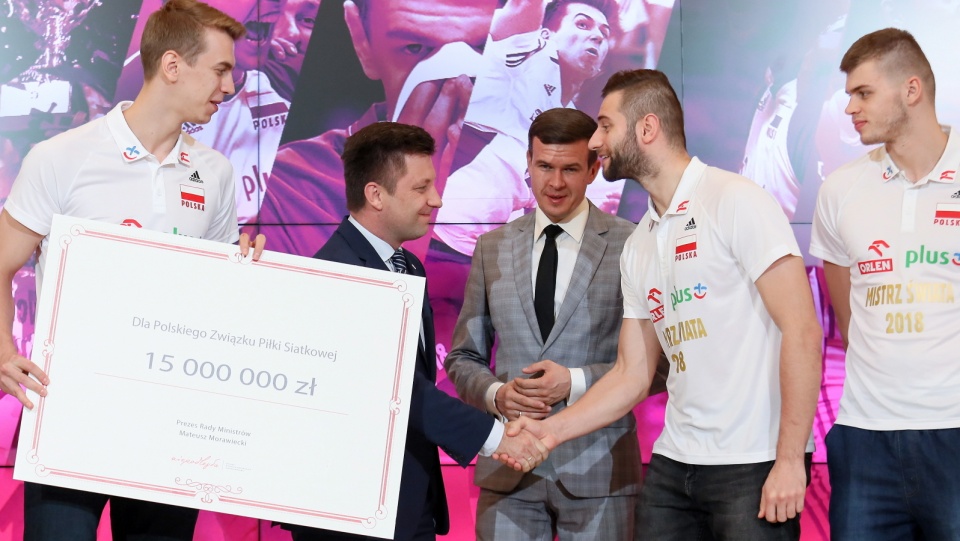 W czwartek kilku siatkarzy z drużyny aktualnych mistrzów świata odebrało symboliczny czek na kwotę 15 milionów na dofinansowanie polskiej siatkówki. Fot. PAP/Leszek Szymański