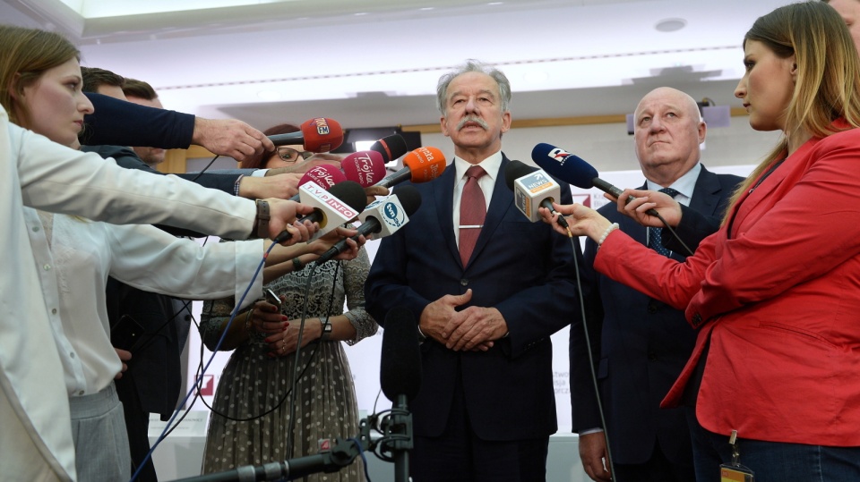 Przewodniczący PKW Wojciech Hermeliński podczas ostatniej w niedzielę konferencji prasowej w Państwowej Komisji Wyborczej, na temat zakończenia głosowania w wyborach samorządowych. Fot. PAP/Marcin Obara