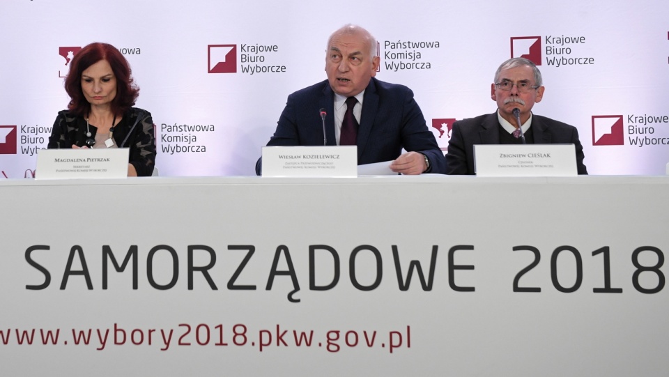 Zastępca przewodniczącego PKW Wiesław Kozielewicz sędzia Sądu Najwyższego (w środku) oraz członkowie komisji PKW: szefowa Krajowego Biura Wyborczego Magdalena Pietrzak oraz Zbigniew Cieślak sędzia Trybunału Konstytucyjnego w stanie spoczynku podczas konferencji prasowej w Państwowej Komisji Wyborczej dotyczącej wyborów samorządowych. Fot. PAP/Radek Pietruszka