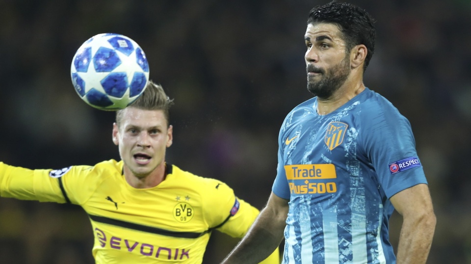 Od lewej Łukasz Piszczek i Diego Costa podczas meczu Borussia Dortmund kontra Atletico Madryt (4:0) w 3. kolejce piłkarskiej Ligi Mistrzów 2018/2019. Fot. PAP/EPA/FRIEDEMANN VOGEL