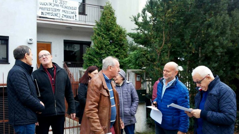 Na skutek protestu mieszkańców, bydgoscy radni chcieli przywrócić nazwę Jana Piechockiego. Fot. Damian Klich