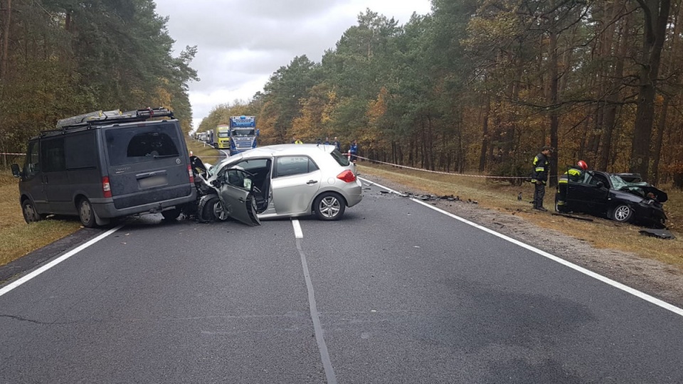 Na drodze krajowej nr 10, na trasie Toruń-Bydgoszcz, doszło do zderzenia dwoch samochodów osobowych i ciężarówki. Fot. nadeslane