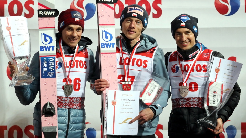 Medaliści mistrzostw Polski w skokach narciarskich na igielicie 2018. Od lewej srebrny medalista Piotr Żyła, złoty Dawid Kubacki i brązowy Kamil Stoch. Fot. PAP/Grzegorz Momot