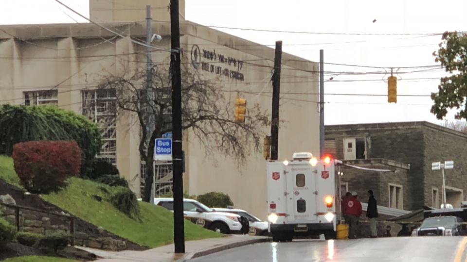 Według FBI w ataku na synagogę śmierć poniosło 11 osób, a sześć jest rannych. Fot. EPA/VINCENT PUGLIESE