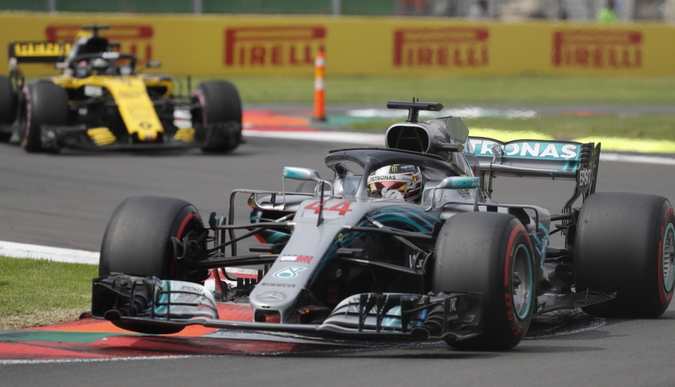 Lewis Hamilton w bolidzie podczas wyścigu Formuły 1 o Grand Prix Meksyku 2018. Fot. PAP/EPA/Jorge Nunez