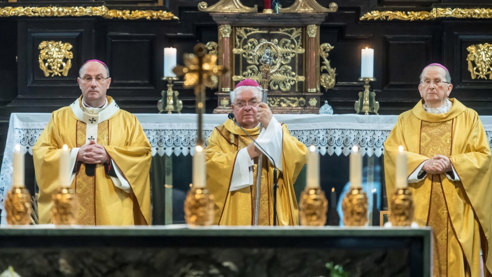 Arcybiskup senior archidiecezji gnieźnieńskiej biskup Henryk Muszyński (z prawej), biskup Jan Tyrawa (w środku) i arcybiskup metropolita gnieźnieński, prymas Polski biskup Wojciech Polak. Fot. Tytus Żmijewski