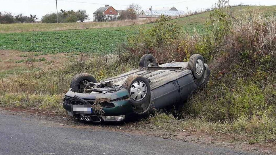 Kolizja osobowego audi, który dachował na drodze wojewódzkiej w miejscowości Wojnowo. Fot. Policja