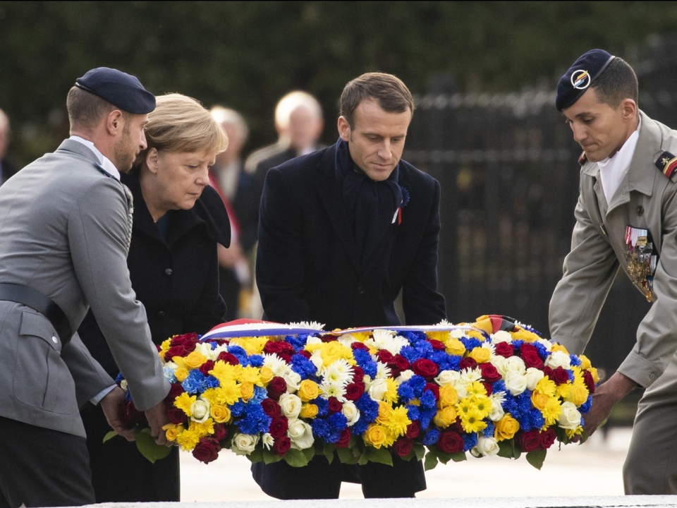 Angela Merkel i Emmanuel Macron złożyli wieniec w miejscu upamiętnienia. Odśpiewano również hymny: Niemiec, Francji oraz Europy. PAP/EPA/ETIENNE LAURENT