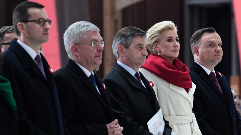 Prezydent RP Andrzej Duda z małżonką Agatą Kornhauser-Dudą, marszałkiem Sejmu Markiem Kuchcińskim, marszałkiem Senatu Stanisławem Karczewskim i premierem Mateusemz Morawieckim w trakcie mszy świętej za Ojczyznę w Świątyni Opatrzności Bożej w Warszawie. Fot. PAP/Jacek Turczyk