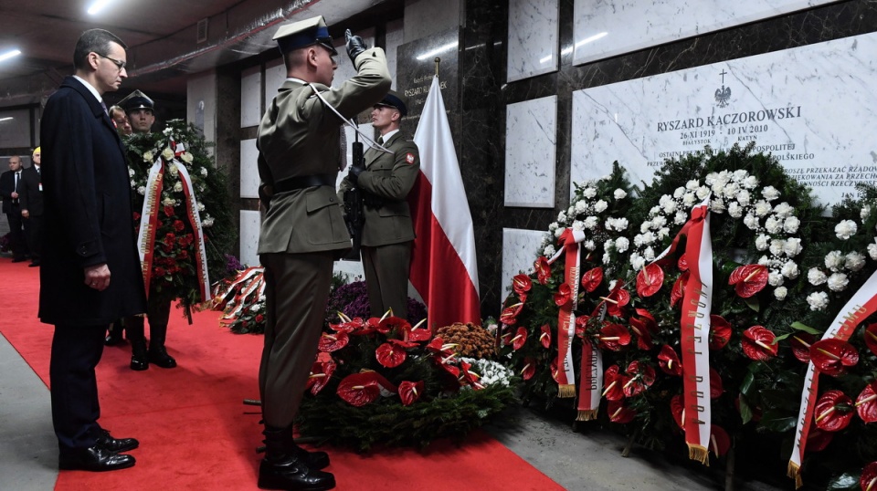 Premier Mateusz Morawiecki składa wieniec przy grobie śp. prezydenta RP Ryszarda Kaczorowskiego w Świątyni Opatrzności Bożej w Warszawie. Fot. PAP/Jacek Turczyk