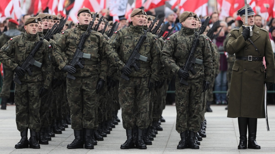 Wspólne odśpiewanie hymnu państwowego przed Grobem Nieznanego Żołnierza, w ramach obchodów Święta Niepodległości w Warszawie. Fot. PAP/Paweł Supernak