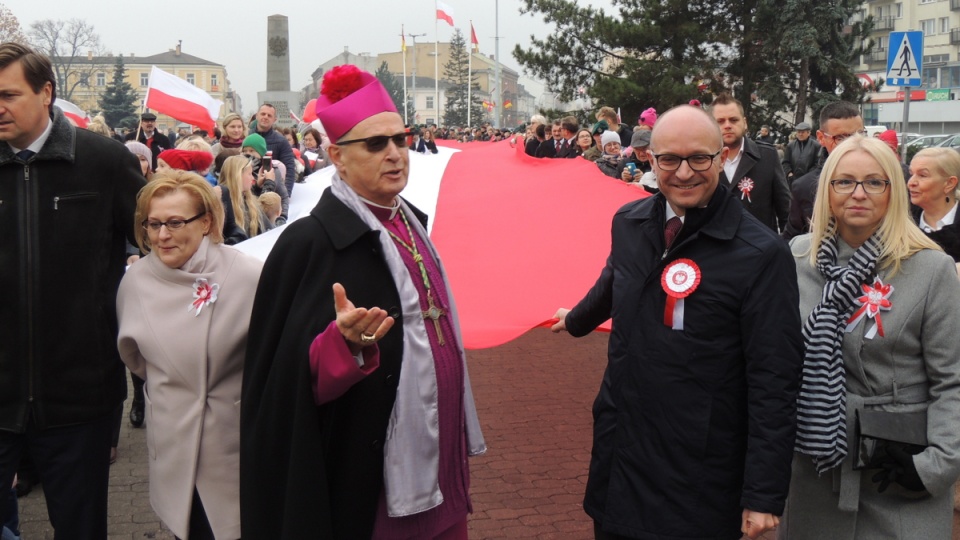 W pieszym szeregu pochodu ze 100-metrową flagą szli we Włocławku: prezydent miasta, ordynariusz włocławskiej diecezji i parlamentarzyści. Fot. Marek Ledwosiński